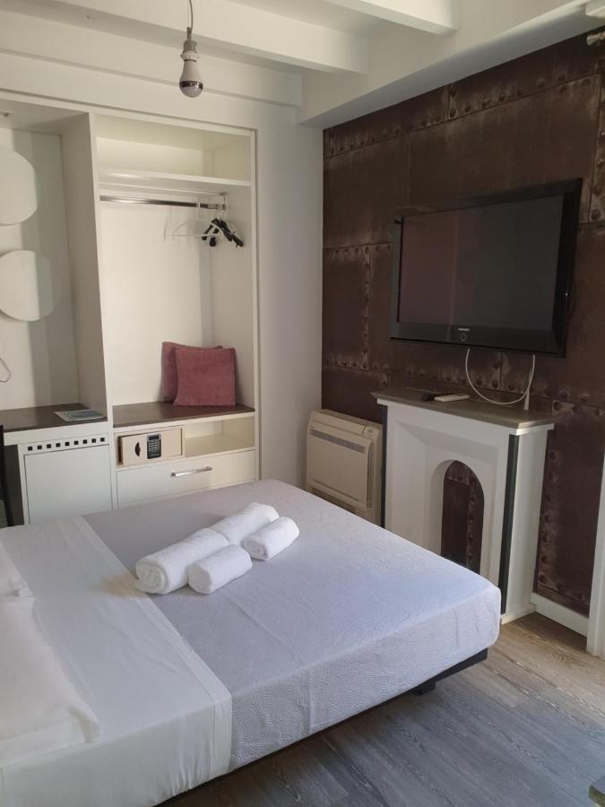 קליארי Emphasis Suites & Rooms מראה חיצוני תמונה