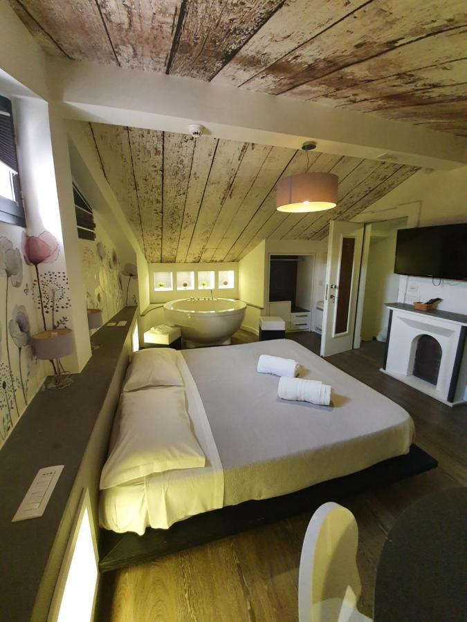 קליארי Emphasis Suites & Rooms מראה חיצוני תמונה
