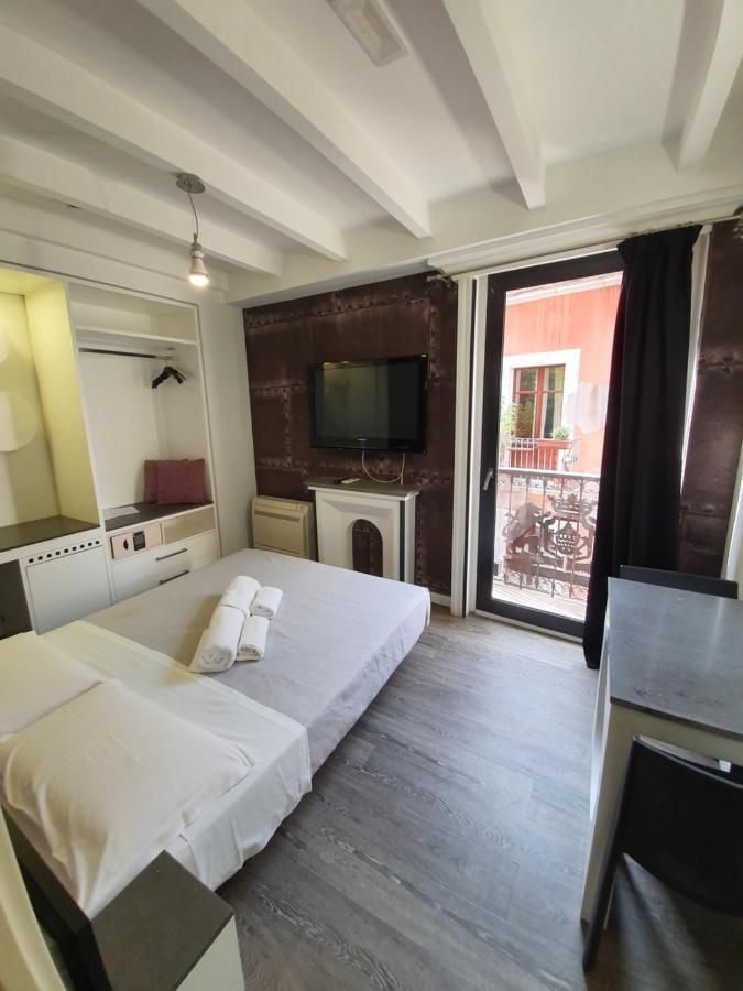 קליארי Emphasis Suites & Rooms מראה חיצוני תמונה