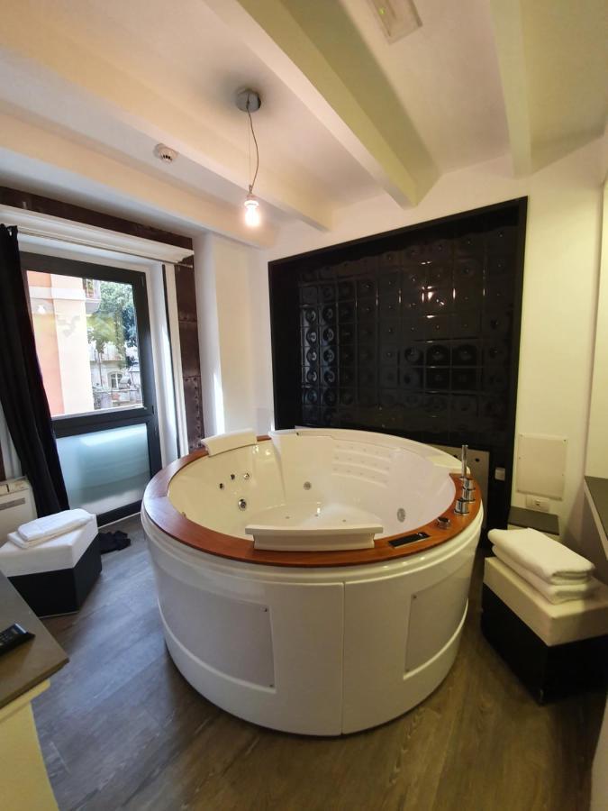 קליארי Emphasis Suites & Rooms מראה חיצוני תמונה