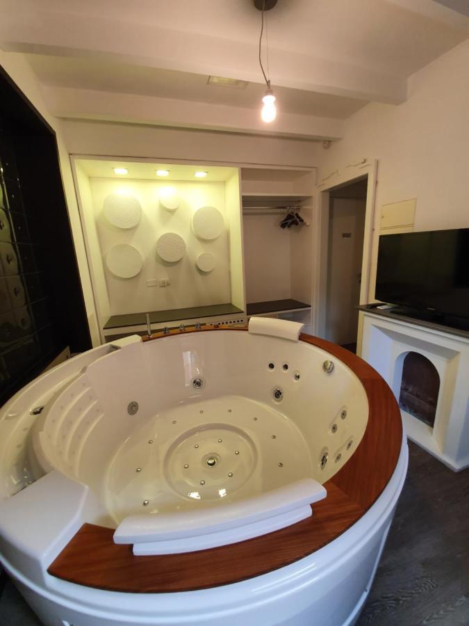 קליארי Emphasis Suites & Rooms מראה חיצוני תמונה