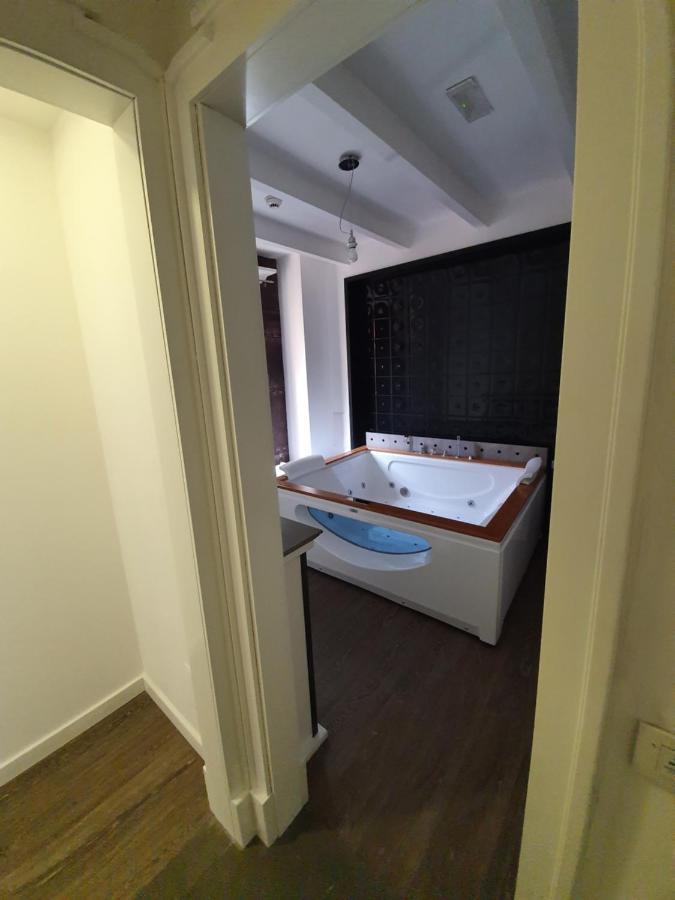 קליארי Emphasis Suites & Rooms מראה חיצוני תמונה