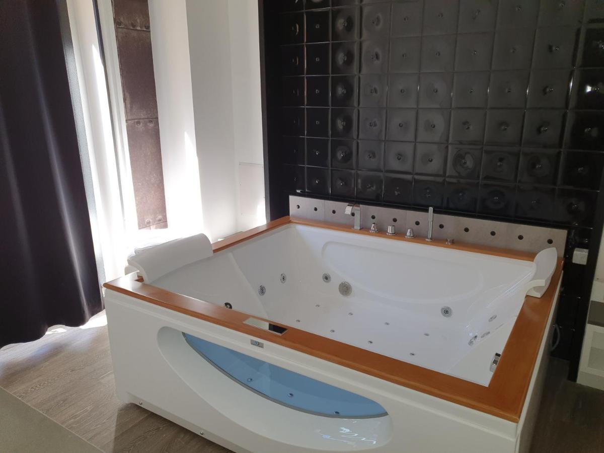 קליארי Emphasis Suites & Rooms מראה חיצוני תמונה