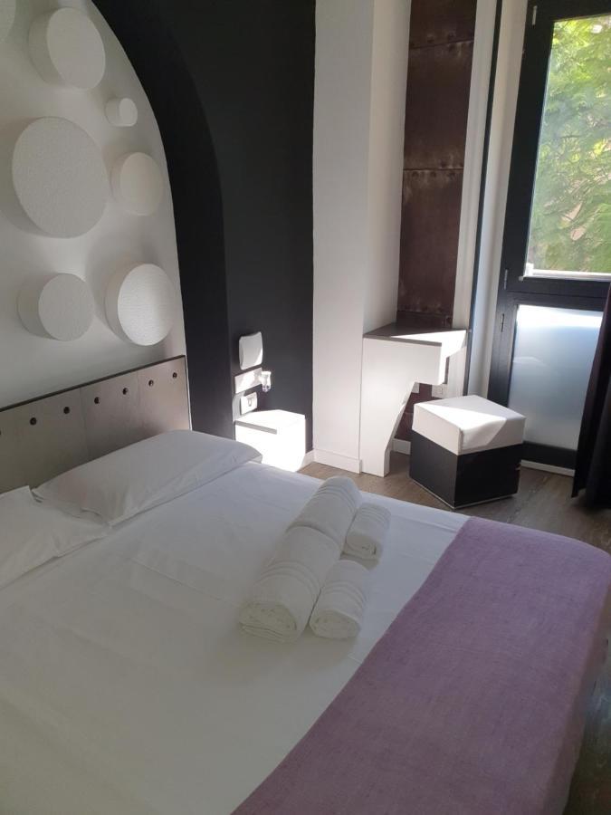 קליארי Emphasis Suites & Rooms מראה חיצוני תמונה