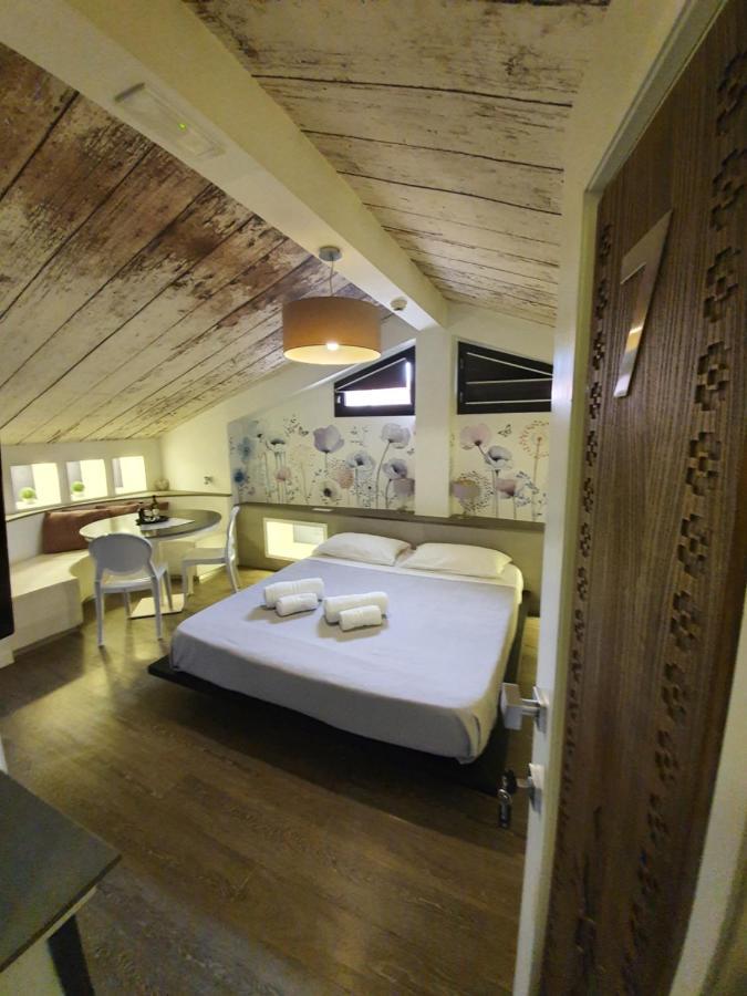 קליארי Emphasis Suites & Rooms מראה חיצוני תמונה