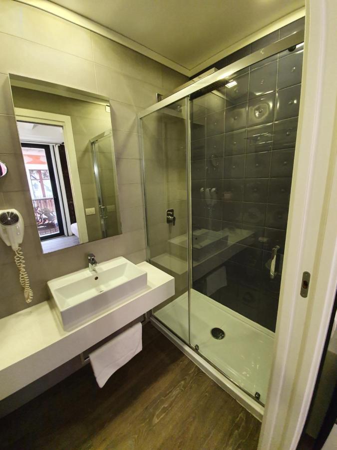 קליארי Emphasis Suites & Rooms מראה חיצוני תמונה