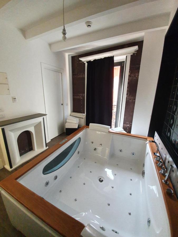 קליארי Emphasis Suites & Rooms מראה חיצוני תמונה