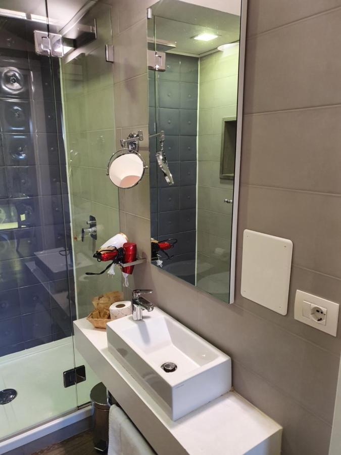 קליארי Emphasis Suites & Rooms מראה חיצוני תמונה