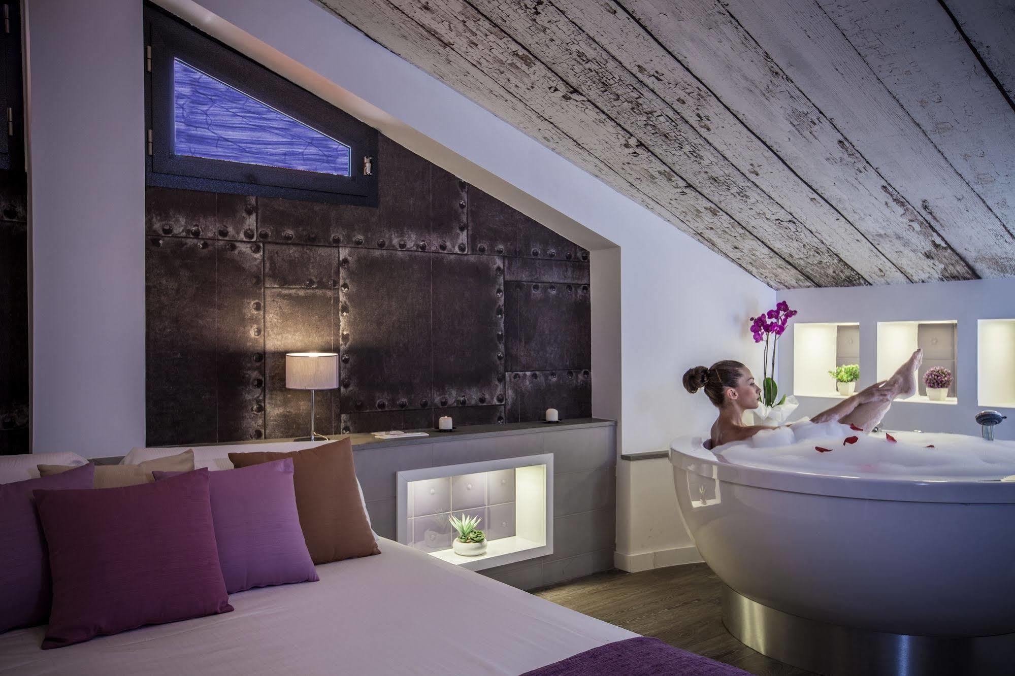 קליארי Emphasis Suites & Rooms מראה חיצוני תמונה