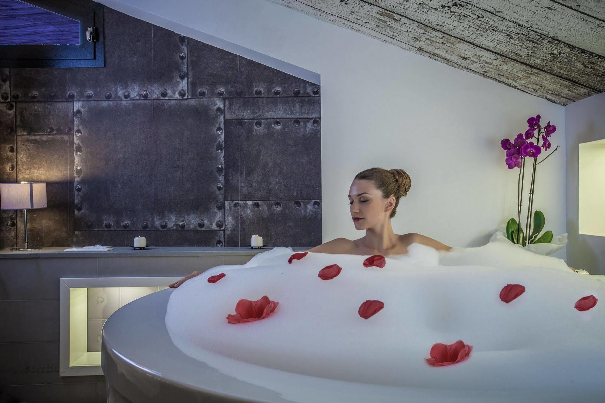 קליארי Emphasis Suites & Rooms מראה חיצוני תמונה