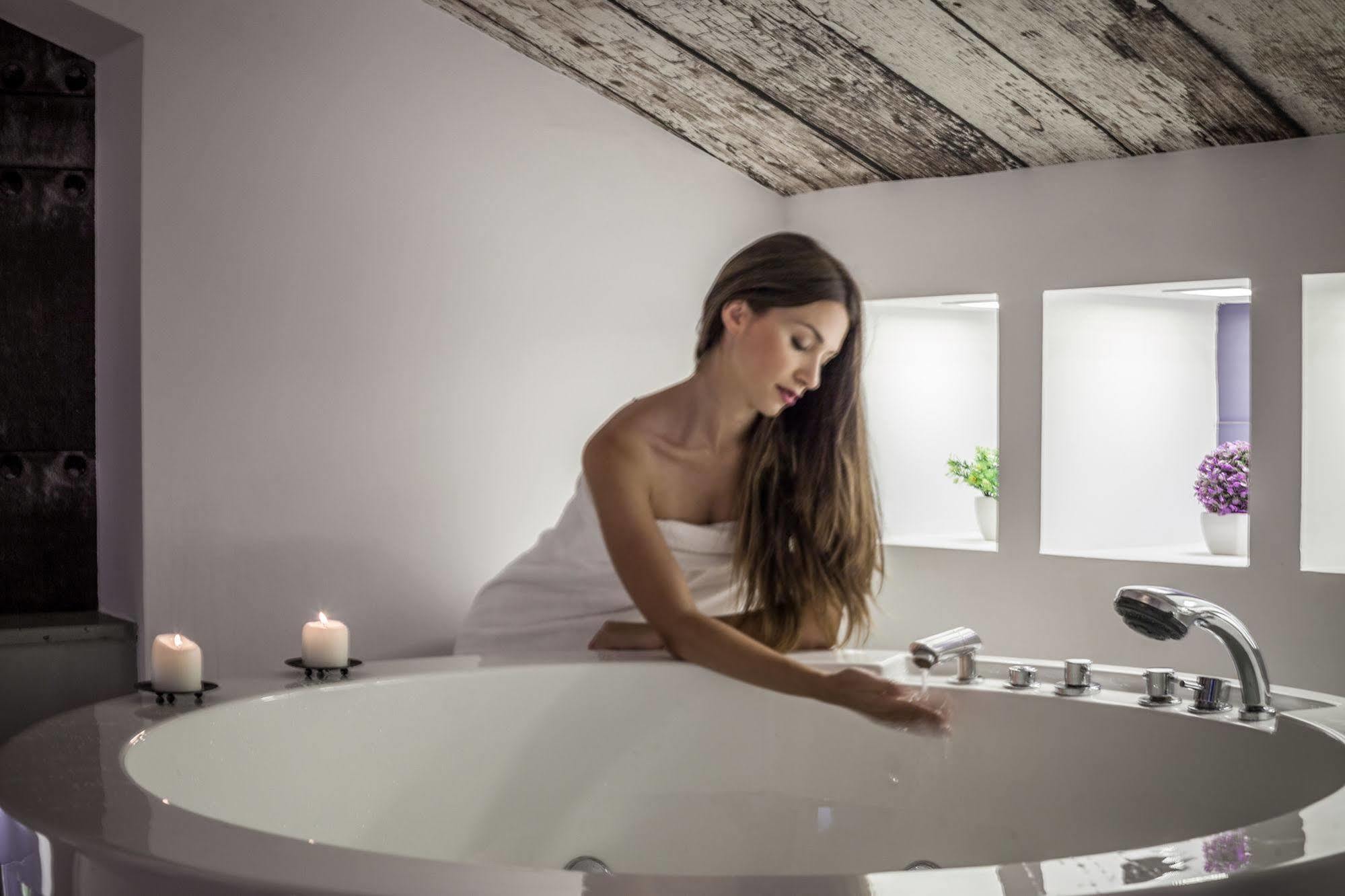קליארי Emphasis Suites & Rooms מראה חיצוני תמונה