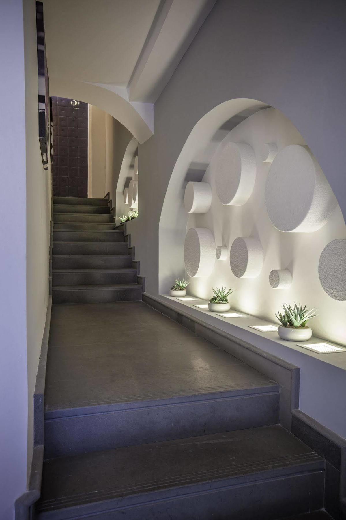 קליארי Emphasis Suites & Rooms מראה חיצוני תמונה