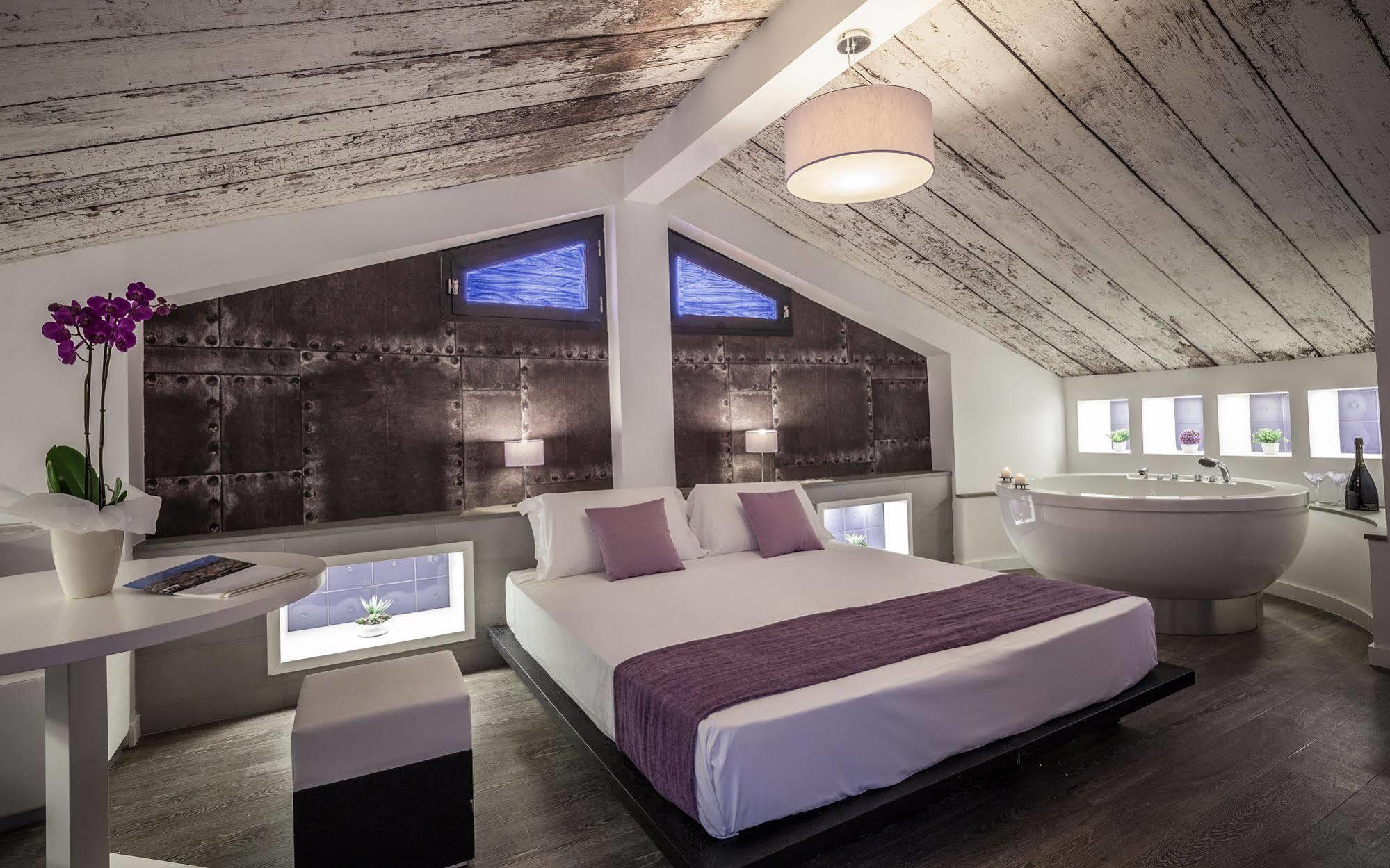קליארי Emphasis Suites & Rooms מראה חיצוני תמונה